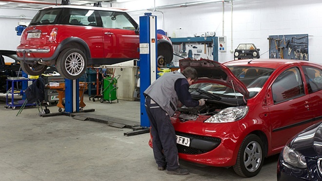 Imagen taller reparando coches